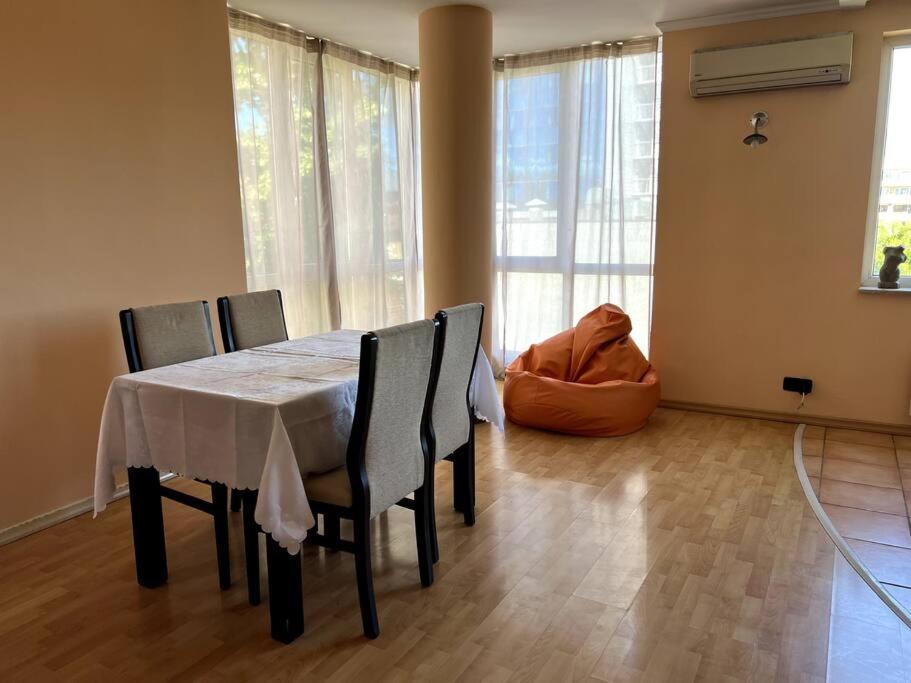 Lovely Spacious 3br Just Outside Of Centre Appartement